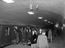 Invigningsdagen av den västra grenen av tunnelbanan, Kungsgatan/Hötorget -Vällingby. Premiärresenärer kliver av och på tunnelbanetåget vid station Fridhemsplan.