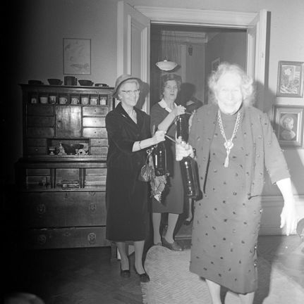 Blasieholmstorg 12. Annastina Alkmans hem. Annastina tar emot gäster med flaskor i händerna. 