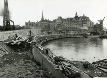 Slussen: Östra slussgatans begränsningsmurar mot Saltsjön