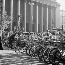 Konserthuset med Orpheusstatyn. Cykelparkering på Hötorget