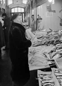 Hötorgshallen. Kund vid Lindbergs Fiskaffär i saluhallen