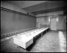 Interiör från tvättrum i Adolf Fredriks folkskola, Norrtullsgatan 18. Nuvarande Matteusskolan.