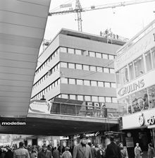 Sergelgatan mot kv. Sporren. Flanerande människor på Sergelgatan. Byggnadsarbete på EPA:s tak