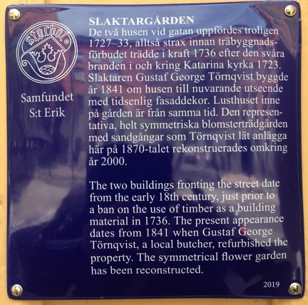 Blå emaljerad skylt med vit text