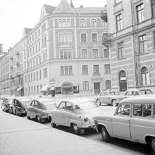 I fonden hörnet av Riddargatan 53 och Banérgatan 5. T.h. Riddargatan 55