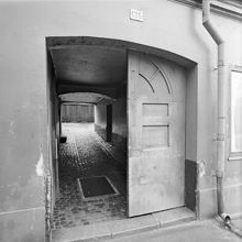 Brännkyrkagatan 135. Port och portgång mot gården