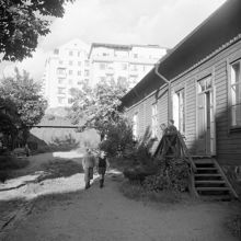 Kv. Ruddammen mellan Körsbärsvägen och Valhallavägen. Barn utanför nödbostäder