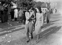 Valdag. Folkliv kring vallokal. Porträtt av två kvinnor