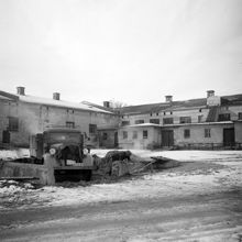 Svea Artilleriregemente. Stallar. I förgrunden gödselstad och en lastbil