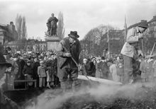 Kungsträdgården. Skogsutställningen Skogsveckan. Kolmila rivs av kolare