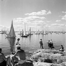 Sandhamnsregattan. Folk tittar på seglingen från klippor