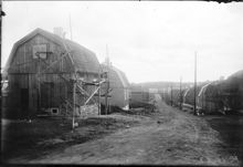 Pungpinan småstugeområde under byggnad vid Lugna Gatan söderut. Kvarteren Pungpinan t.h. och Hjälpsamheten t.v.