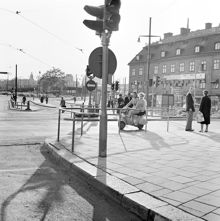 Folkliv vid Tegelbacken. Till höger Kronprinsens stall