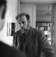 Konstnären Roland Svensson på besök hos Bonniers förlag, Sveavägen 56