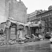 Stureplan. Rivning av Hotel Anglais. Till höger Sturegatan 4 (Sturebadet) och Sturegatan 6
