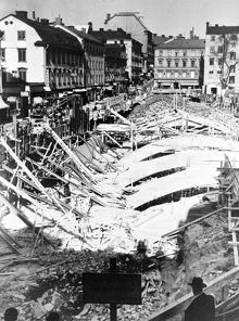 Tunnelbanan mellan T-Centralen och T-Hötorget byggs. Kv. Hägern Större från Klara Östra Kyrkogata österut längs Klarabergsgatan mot Drottninggatan 46