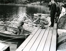 Idrottsdirektör Bengt Schelin ger borgarrådet Helge Berglund en hjälpande hand