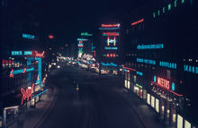Kungsgatan västerut före Sveavägen. Kungsgatan i mörker med neonskyltar