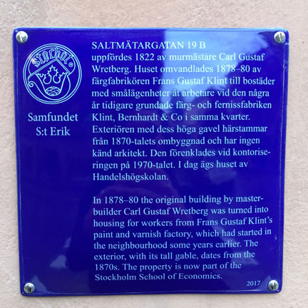 Blå emaljskylt med vit text om ett hus på Saltmätargatan.