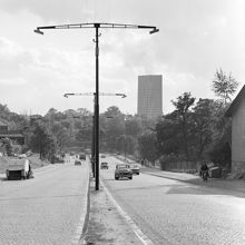 Roslagsvägen söderut mellan Albano och Kräftriket. I fonden Wenner-Gren Centers kontorshus i 25 våningar.