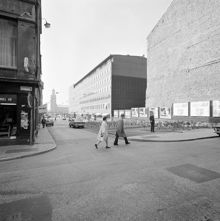 Jakobsgatan västerut från Drottninggatan. Till vänster kv. Tigern, till höger kv. Björnen och Loen. I fonden Stadshuset