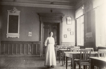 Svartvitt fotografi på kvinna på Frimurarbarnhuset