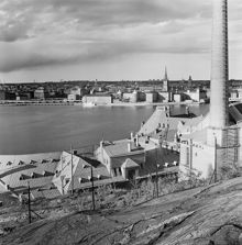 Utsikt från Skinnarviksberget över Riddarfjärden mot Riddarholmen och Norrmalm med Tegelbacken. I förgrunden Münchenbryggeriet