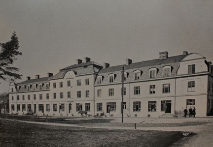 Byggnad med en rad butiker i bottenplan.