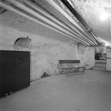 Bastugatan, norra huset över gården. Förråd 112