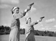 Weda idrottsanläggning. Lottor tränar pistolskytte på idrottsledarkurs i Roslagen