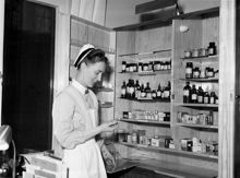 Valhallavägen 91, Sophiahemmet, nya avdelningar och nyrenoveringar. Sjuksköterska Inga Lisa vid ett medicinskåp på kirurgiska vårdavdelningen 111