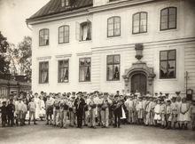 Uppställning på gården med musik framförd av musikkåren. Frimurarbarnhuset i Kristineberg, 24 juni 1909