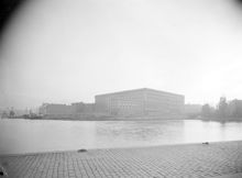 Slottet från Södra Blasieholmshamnen (nu Strömkajen). Strömbron byggdes här 1945-46 över Norrström
