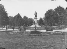 Humlegården mot norr med staty över Carl von Linné