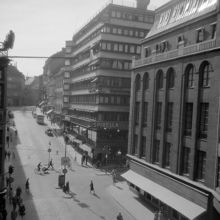 Hamngatan västerut. Till höger ligger NK-varuhuset vid Hamngatan 20 i hörnet av Regeringsgatan. I fonden ligger Malmskillnadsgatan