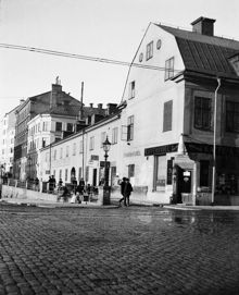 Torkel Knutssonsgatan norrut från Hornsgatan 74. Gatan längs med husfasaderna är Bastugatan. I huset finns spisbrödsfabrik, bageri, tvättbod, färghandel och kaffehandel. Nu Torkel Knutssonsgatan 27