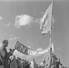Första majdemonstration på Gärdet. ""FN för fred.""