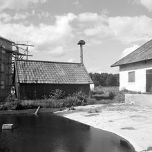 Årsta, kv. Trälhavet. Vedbod med vällingklocka
