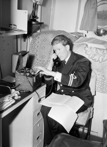 Fartyget Superb. En förbindelseofficer sköter telefonväxeln i en hytt ombord