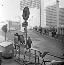 Hamngatan mot nuv. Sergels Torg. T.h. den provisoriska bron för Sveavägen. I fonden pågående byggnationer
