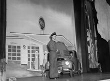 Näckströmsgatan 3, Biografen China, scenen. Teater för Shellkoncernens folk. En mekaniker med en bil framför en Shellmack