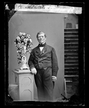 Porträtt av herr A O Schalin med blomstervas i silver som överlämnats av H:K:H Prins Oscar som hedersskänk av Neptuniorden 1863.