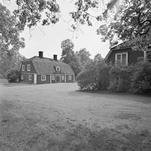 Riddersvik herrgård, Hässelby. Flygelbyggnaderna