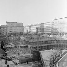 Sergels Torg under anläggning. Bild från Malmskillnadsgatan över Hamngatan västerut mot Klarabergsgatan 50