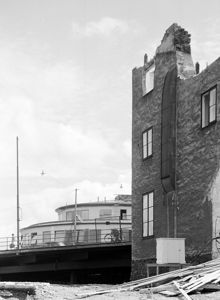 Kv. Järngraven Övra under rivning i juni 1954. Kvarteret låg mellan Sjöbergsplan och Södermalmstorg vid ungefär nuvarande Guldfjärdsplan. I fonden kv. Södre Torn byggt 1954