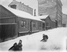 Barnen åker kälke på Hammarbygatan. Hammarbygatan österut vid nr 11, nu Bohusgatan 29