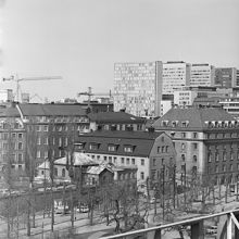 Vy över Kungsträdgården från kv. Näckebro mot höghusen vid Sergels Torg