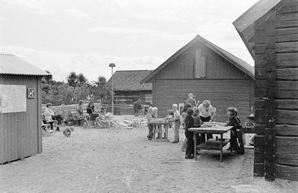 Barn som leker i Spånga by