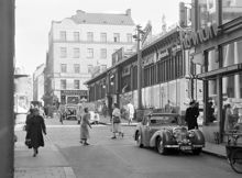 Hötorgshallen vid Hötorget 1 från Gamla Brogatan österut. Huset i fonden ligger vid Hötorget 12 i hörnet av Oxtorgsgatan och här står numera första höghuset vid Sergelgatan 22