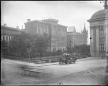 Riddarhustorget med  Gamla Riksarkivet och PA Norstedts och Söners tryckeri. T. h. Riddarhuset